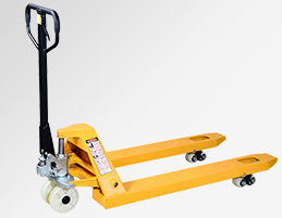 木材廠生產(chǎn)車間使用冠航手動液壓搬運車搬運物料